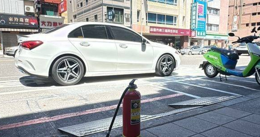 高雄街頭突冒火駕駛衝店家搶滅火器。（ 圖／翻攝畫面）