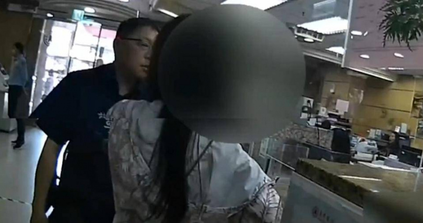 桃園警員勸阻楊姓女子匯款投資虛擬貨幣，經詢問發現女子對虛擬貨幣一無所知，成功阻止詐騙。（圖／翻攝畫面）