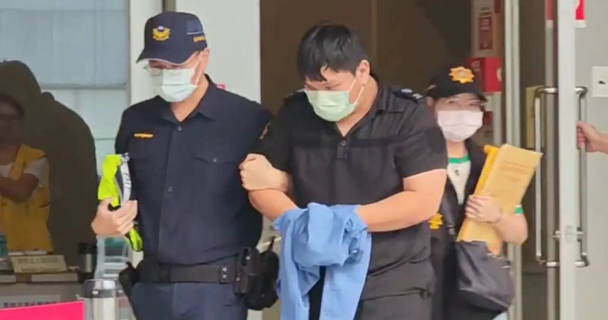 23歲救護車公司盧姓負責人1日無照撞死60歲的黃姓騎士，於稍早被移送至台北地檢署進行複訊，黃男死因也於今日下午出爐，為顱骨出血。（圖／翻攝畫面）