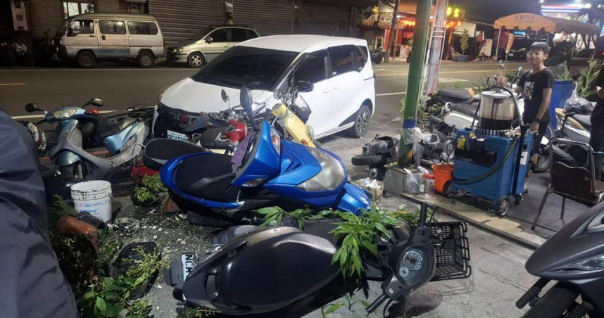 林男駕車下班返家，疑因精神不濟，衝撞路旁7輛機車及1輛轎車。（圖／民眾提供）