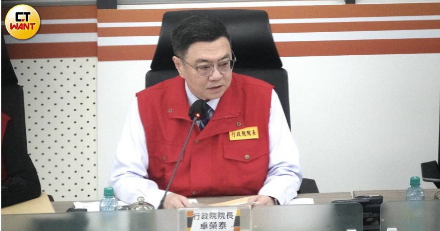 颱風丹娜絲來襲，行政院長卓榮泰坐鎮中央災害應變中心，指示各部會強化聯繫，守護民眾財產安全。（圖／劉耿豪攝）