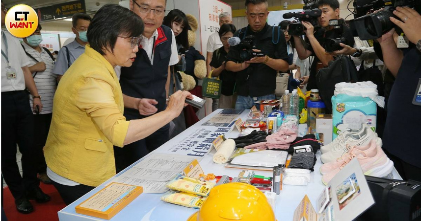 內政部近來針對防災動作頻頻，7月初內政部長劉世芳跟行政院長卓榮泰出席防空避難體驗特展。（圖／黃鵬杰攝）