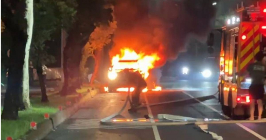 台東驚傳火燒車意外！縣議員楊秋珍見座車「冒白煙」逃生　車輛下刻燒成火球