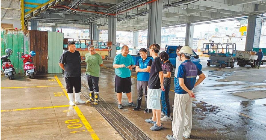 高雄市前鎮漁港早市場11日清晨約2點多發生淹水狀況，海洋局到場了解，研判因雨勢大、排水溝滿水位又遇上大潮，漁會已通報漁業署及國土署工程單位，要加強施工排水。（高雄市海洋局提供／洪靖宜高雄傳真）