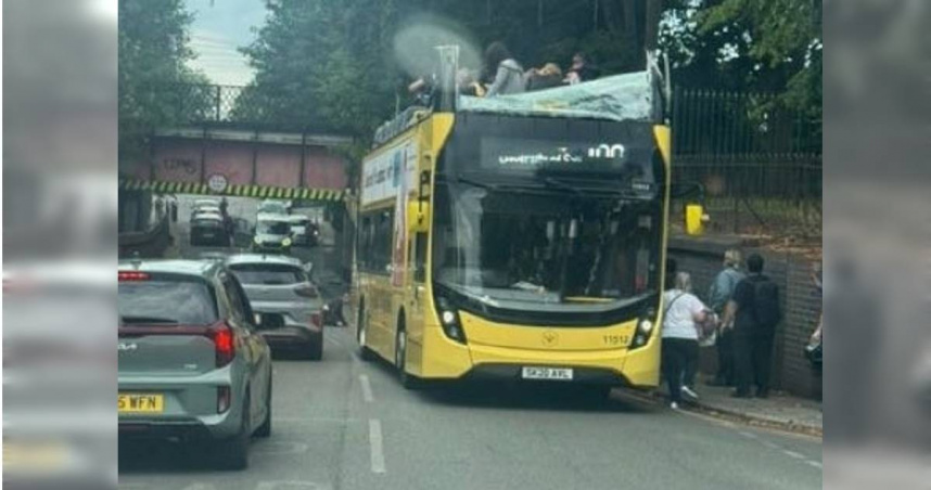 一輛編號100的「Bee Network」雙層巴士撞上運河上的低矮渡槽橋底，導致20人受傷。（圖／翻攝自X）