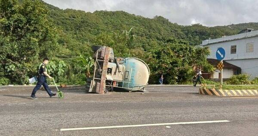 水泥車突側翻橫躺濱海路。（圖／翻攝畫面）