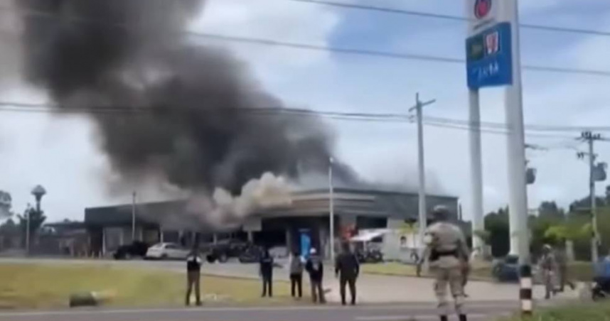 泰柬邊境衝突進入第二天，雙方動用重型武器交火，火光與濃煙自邊境地區升起。（圖／翻攝自X）