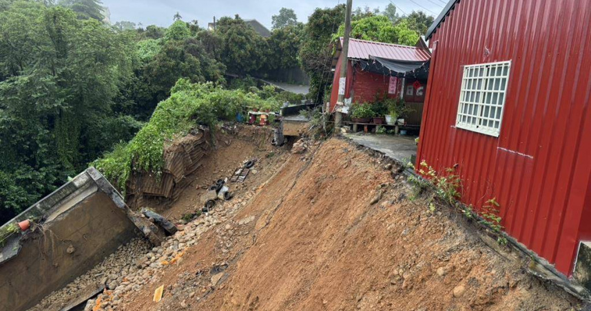 彰化芬園鄉同安社區一戶鐵皮加蓋民宅前院及道路整個崩塌，崩塌處約有6米寬，深度達3層樓高，所幸人員均安。（圖／翻攝畫面）
