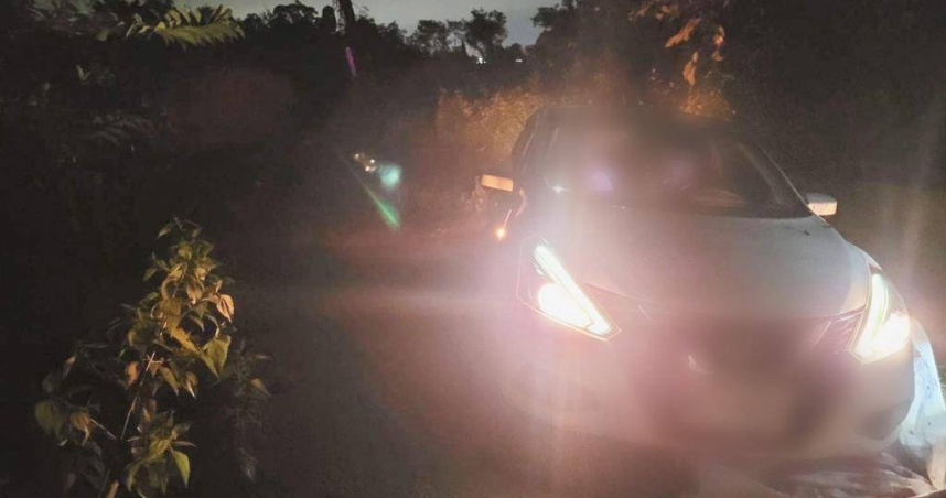 7月28日晚間8時許，有1對夫妻因不熟悉高雄燕巢區路況，加上導航失準，因此在山區迷路，正當他們準備掉頭時，車輪不慎卡山溝、進退不得，立刻向警方求助。（圖／警方提供）