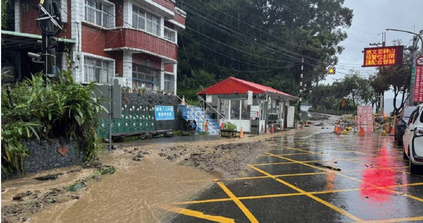 屏東縣連日豪雨不斷，山區近7天的累計雨量更達逾2000毫米，相當於屏東一整年的降雨量，因此多處傳有土石流崩塌、道路受阻的災情。(圖／翻攝畫面）