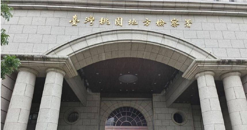 廖、黃姓男子今年7月被詐騙集團吸引，詐團為確保2人乖乖擔任車手，要廖、黃錄製影片，痛批賴清德總統並威脅要在機場放置炸彈。桃園地檢署獲報拘提2人到案，8日依違反散布危害飛航安全之不實訊息罪、恐嚇公眾罪等起訴移審。（圖／賴佑維攝）