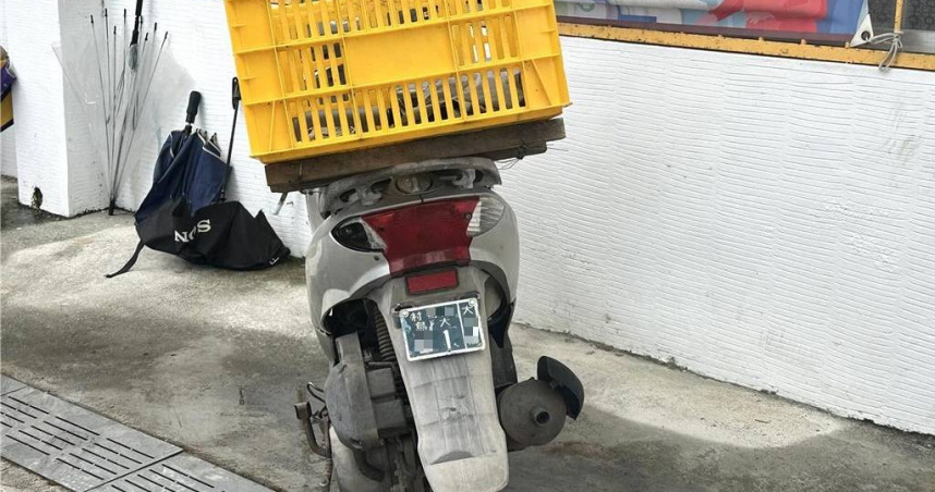 台東縣大武鄉驚見1輛「家車合一」的超狂機車。（圖／中國時報蔡旻妤攝）