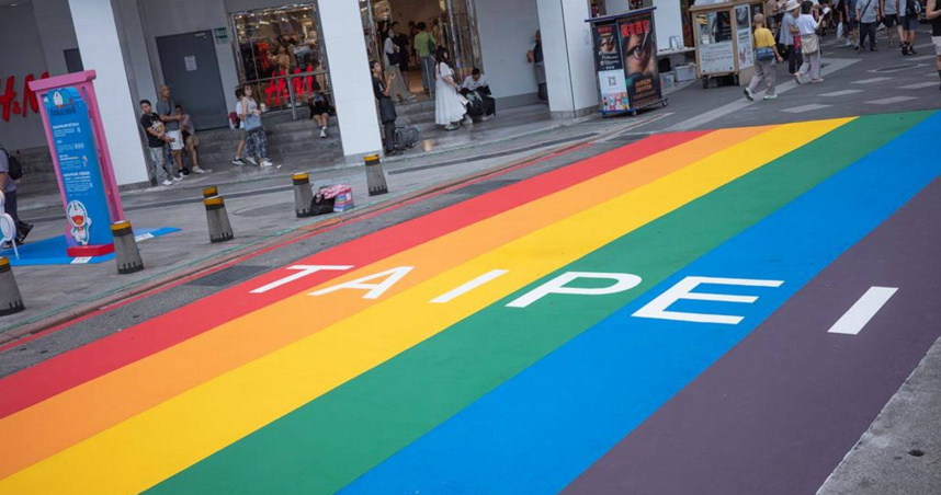 台北市西門町知名地標「6號彩虹／Rainbow Six」重新彩繪後，8月9日以亮麗新貌迎接國內外旅客。（圖／台北市觀傳局提供）