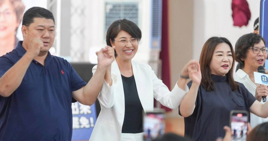 南投縣長許淑華（中）肯定立委馬文君推動《財劃法》修正，為該縣爭取138億元預算，並承諾將負擔65歲以上長者健保費。（圖／翻攝自許淑華臉書）