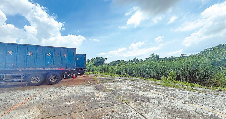 高雄大寮區內坑路附近有處排水擋土牆，歷經多次颱風侵襲，造成部分牆體脆弱崩塌，大雨後也有地基掏空狀況，而該處鄰近通運公司停車場，10幾噸重的大貨車每日進出，在地居民擔心會有公共危險疑慮。（圖／中國時報紀爰攝）