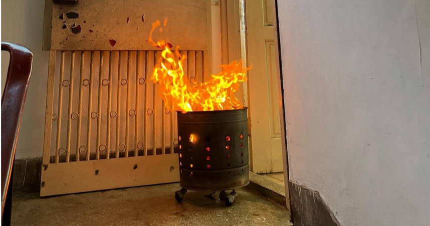 一名網友在自家公寓驚見鄰居將金爐直接放在樓梯間焚燒紙錢，火勢相當驚人。（圖／翻攝Threads／janqsbpf）