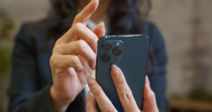 低頭滑手機可能導致頸椎變形。（示意圖／翻攝自photoAC）