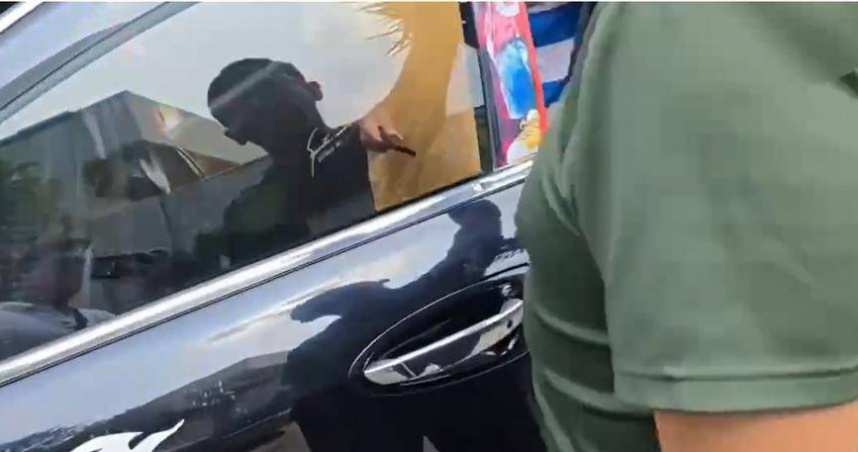 警方在黃男車內查獲空氣鎮暴槍2支。（圖／民眾提供）