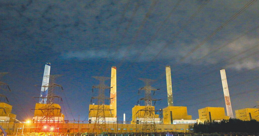 全台電力吃緊，台中火力發電廠火力全開供電。（圖／本報資料照片）