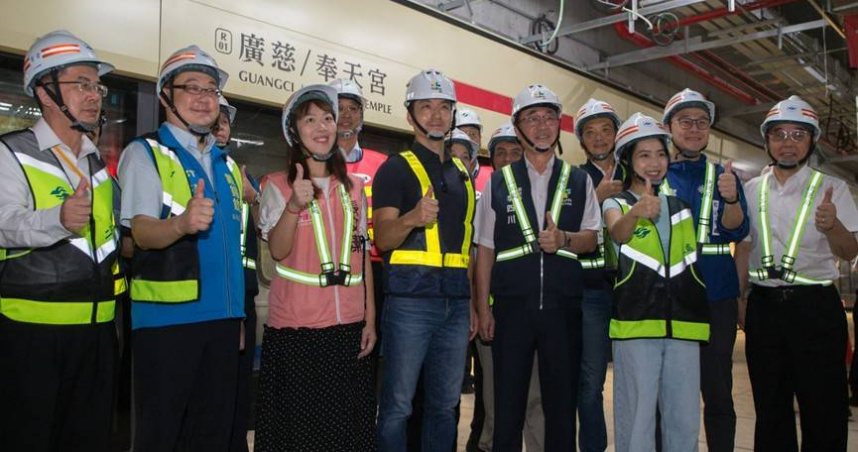 台北市長蔣萬安（前排左4）近日率眾參觀台北捷運信義延伸線「廣慈／奉天宮」站。（圖／黃威彬攝）