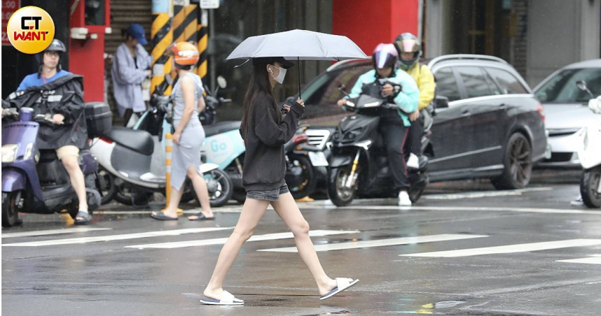 高雄與屏東多區列入大雷雨即時警戒範圍，民眾外出請提高警覺。 （示意圖／劉耿豪攝）