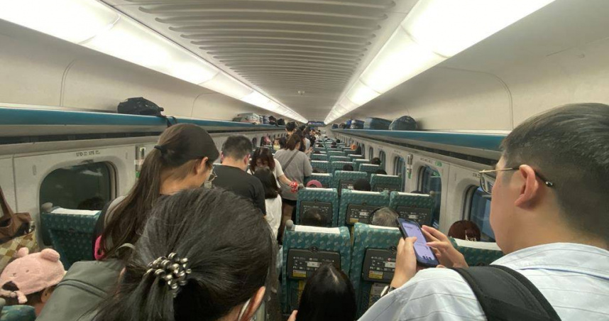 旅客抱怨車廂猶如擠沙丁魚。（圖／民眾提供）