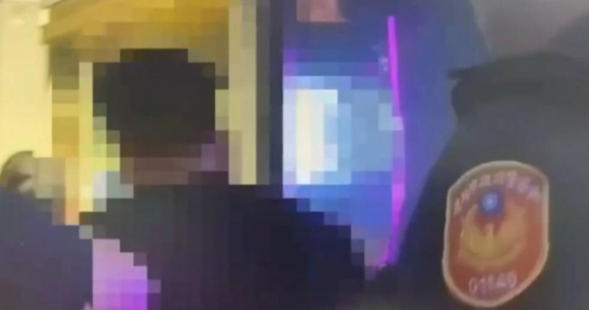 高雄酒吧好友慶生爆酒瓶鬥毆，快打警力神速壓制場面。（圖 ／翻攝畫面）