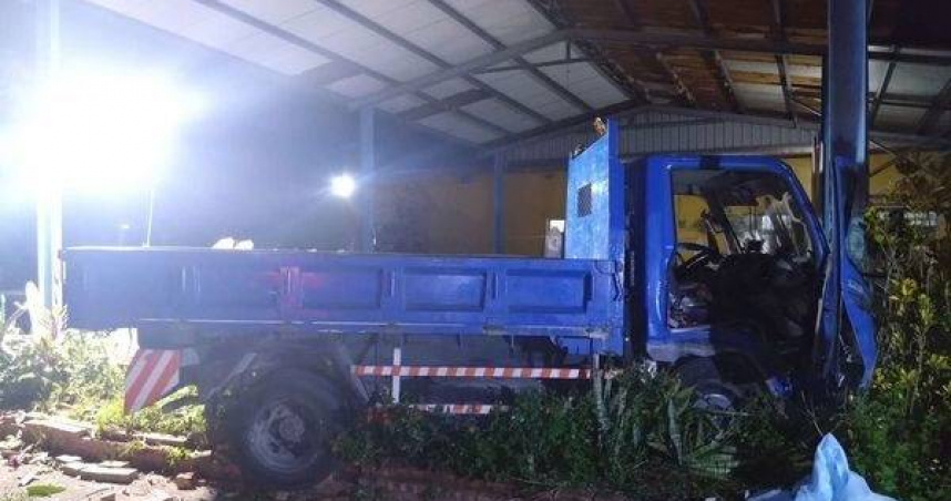 台9線凌晨驚魂小貨車失控自撞民宅鋼柱。（圖 ／翻攝畫面）