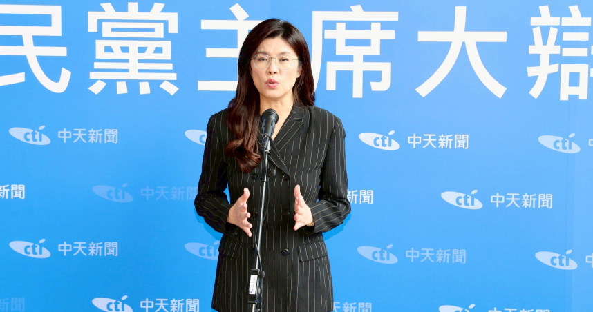 國民黨主席候選人鄭麗文針對「車馬費」風波回應，強調「人在做天在看」籲黨內勿再內鬥。（圖／方萬民攝）