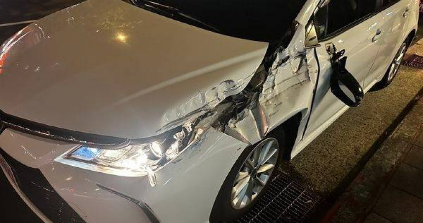 轎車猛撞貨車尾幸無人傷。（圖 ／翻攝畫面）