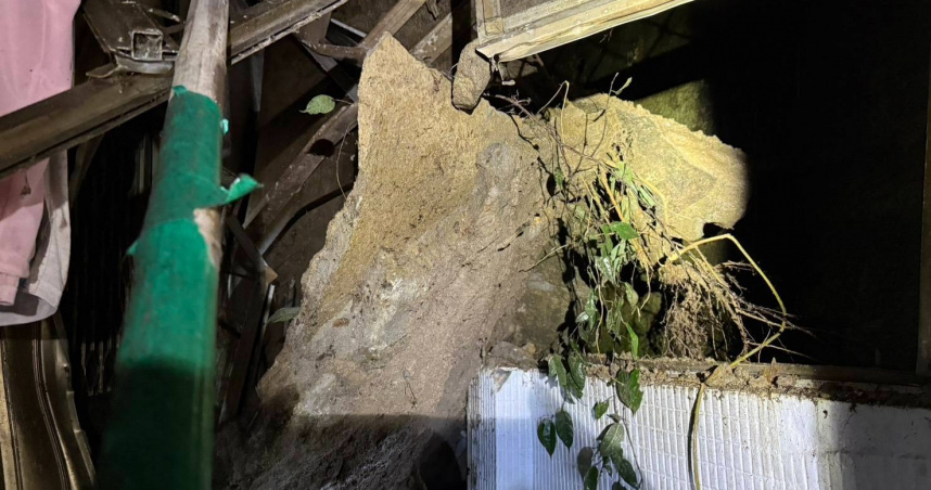 北市文山區景華街21日晚間有土石險些衝進民宅。（圖／翻攝畫面）