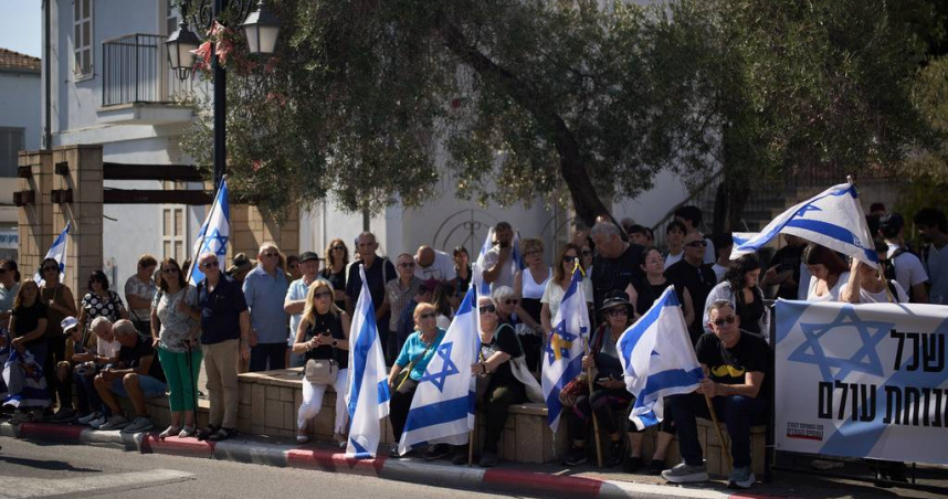 以色列民眾參加遇害人質沙拉比的葬禮。（圖／達志／美聯社）