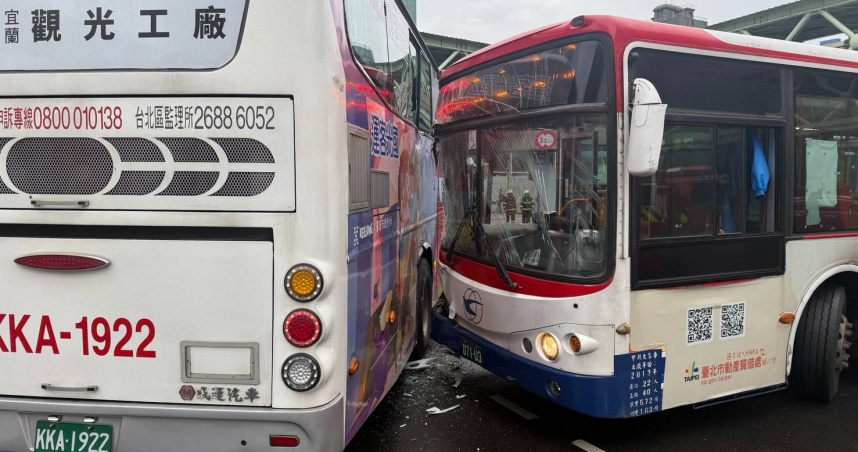 台北市大同區民權西路與承德路交叉口3日下午發生一起客運相撞事故。（圖／翻攝畫面）