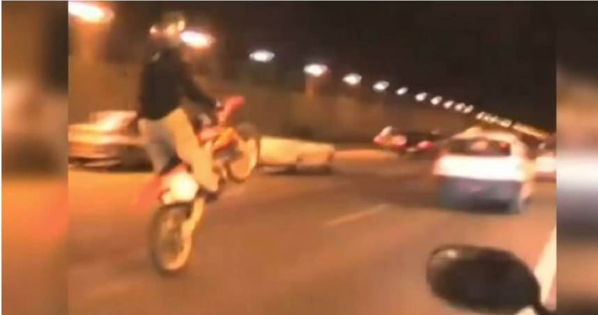 嫌犯之一阿布杜拉耶（Abdoulaye N）曾是前博物館保全與機車特技網紅。（圖／翻攝自YouTube／C à vous - France Télévisions）