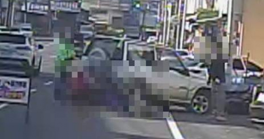 73歲婦變換車道遭轎車追撞，慘遭輾壓命喪輪下。（圖 ／翻攝畫面）