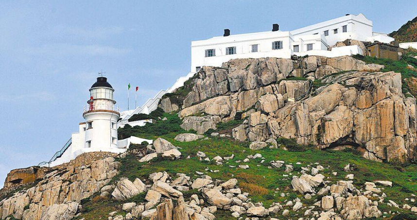 搭船從海上看東引，以另一種角度欣賞東湧燈塔，是陸上看不到的風情。（圖／報系資料照）