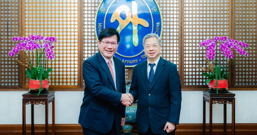 外交部長林佳龍（左）與經濟部長龔明鑫（右）舉行經濟外交會談，討論台灣在全球供應鏈中的策略布局。（圖／林佳龍臉書）