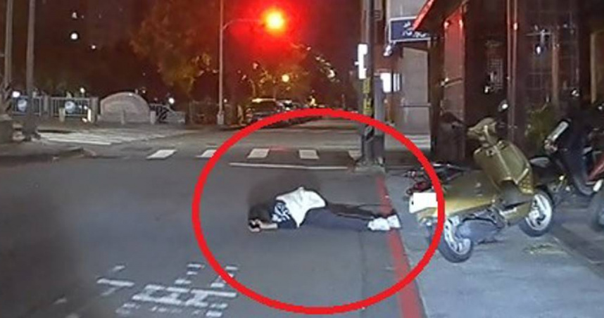醉到「睡」在馬路中央！台中深夜驚魂5分鐘　警一拉救回1命