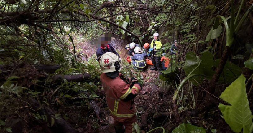 新北市坪林區金瓜寮路2名少女騎單車摔落4公尺深山坡，消防隊花近2小時救援。（圖／翻攝畫面）