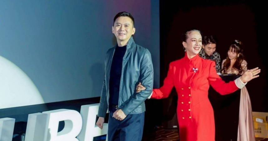 新竹縣竹北市長鄭朝方（左1）施政三周年記者會，好久不見的資深藝人湯蘭花（左2）也來助陣。（圖／翻攝自竹北市公所媒體群組）