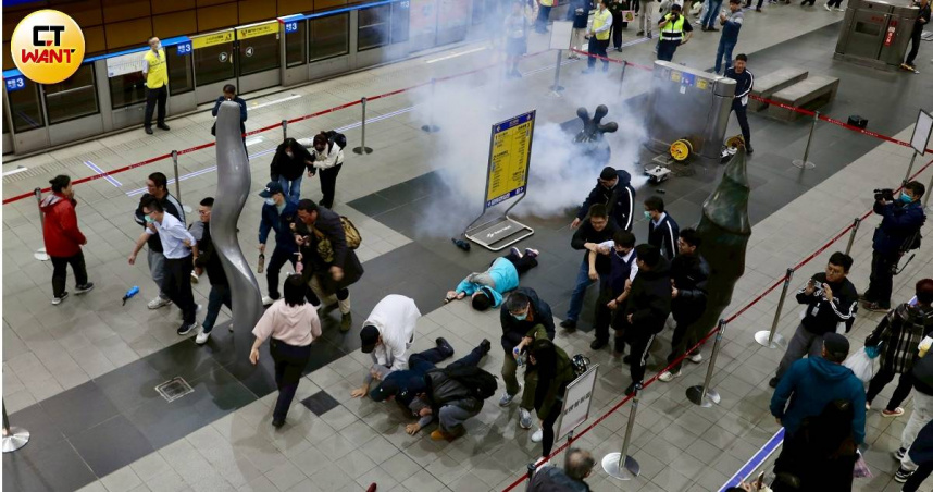 台北市政府因應1219事件，26日於捷運台北車站舉辦高強度危安演練。（方萬民攝）
