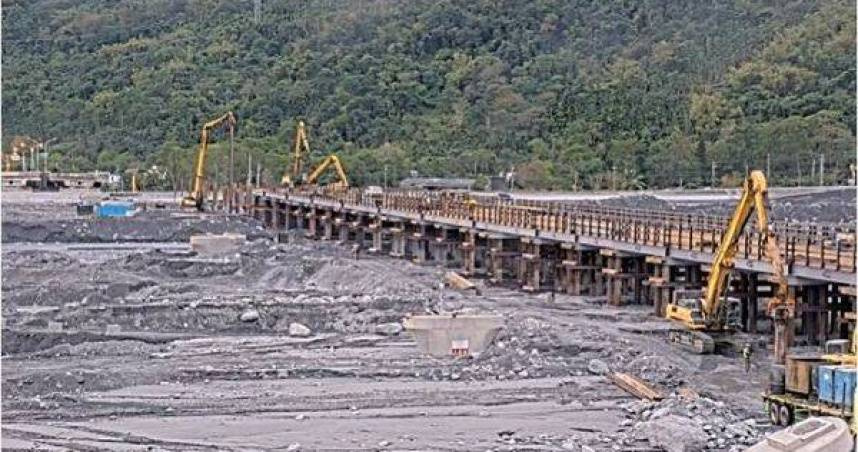 馬太鞍溪鋼構便橋施工情況。（資料照／公路局提供）