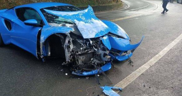 525萬蓮花跑車北宜公路疑煞車失靈直撞護欄。（圖 ／翻攝畫面）