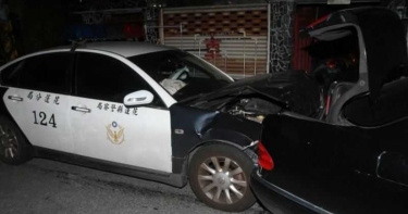 毒蟲開賓士車遇臨檢慌了 倒車狠撞警車