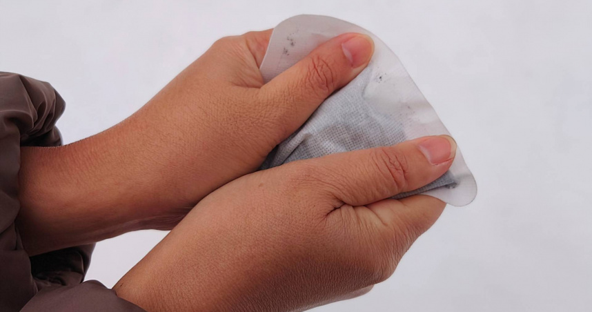 暖暖包的發熱原理，是利用鐵粉與空氣中的氧氣進行氧化反應來釋放熱能。（示意圖／photoAC）