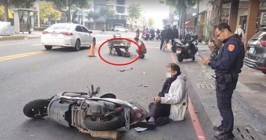 高雄男低頭看腳踏板釀禍，86歲阿嬤慘遭撞飛躺路中。（圖 ／翻攝畫面）
