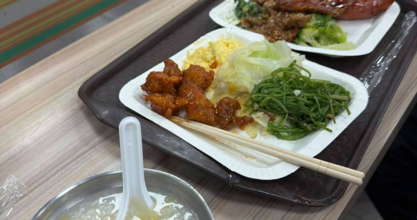 原PO抱怨台中一間清粥小菜自助餐收費不合理，對此店家調出監視器畫面，指稱消費者實際夾菜份量與照片不同。（圖／翻攝自臉書「爆料公社」）