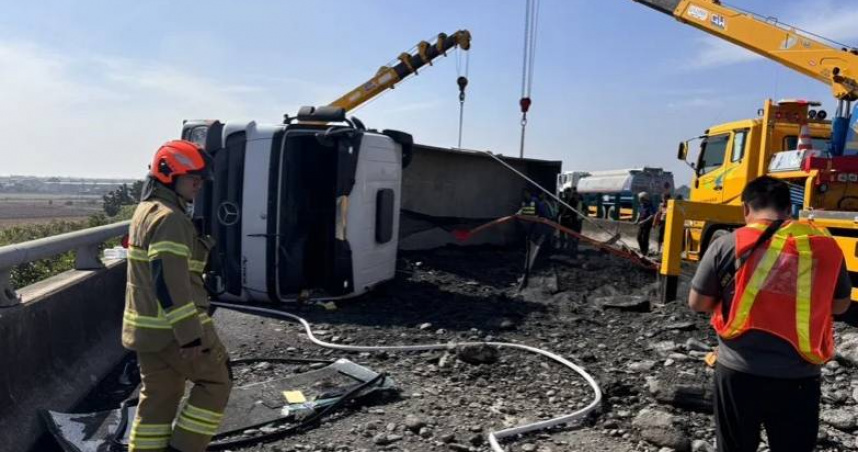 國3長治段砂石車翻覆散落一地　北上車道全封狂塞3小時