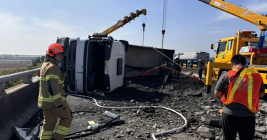 國道3號屏東長治段砂石車翻覆，砂石散落路面，北上車道全封清理3小時。（圖／翻攝畫面）
