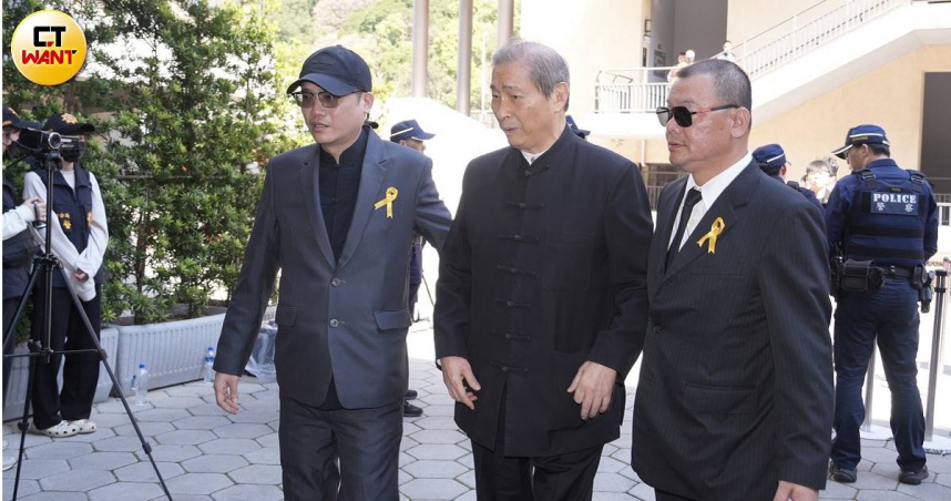 白狼張安樂弔唁吳敦遭刑警攔查　脫口抱怨「辦喪事還要打擾人」